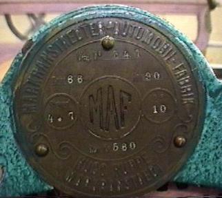 Das Typenschild an der Vorderfront des Oldtimers