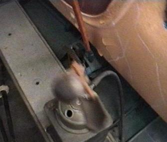 Schaltung und Handbremse an der rechten Seite des Fahrzeugs