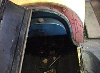 Blick unter die (noch leere) Motorhaube